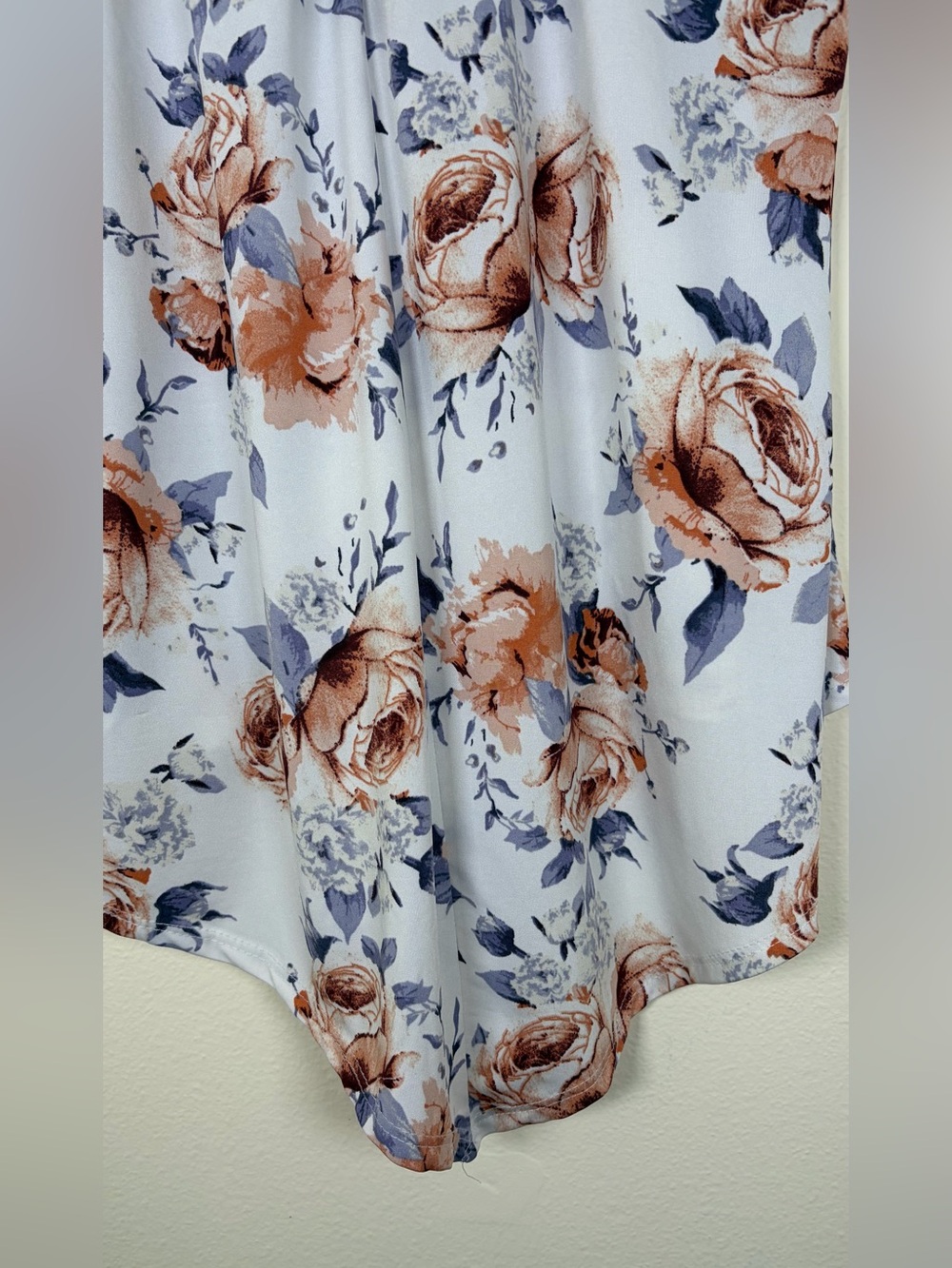 First Love Floral Tank Top Small White Hi Low Sleeveless V Neck Blouse - Picture 6 of 9